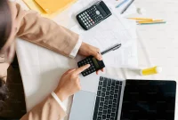 Ilustrasi perhitungan keuntungan bisnis kost Purwokerto dengan grafik dan kalkulator